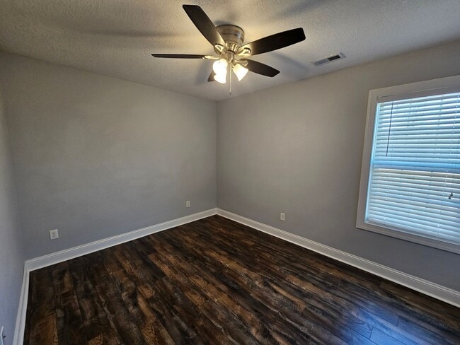 Building Photo - Spacious 3 Bedroom 2 Bathroom Home on Half...