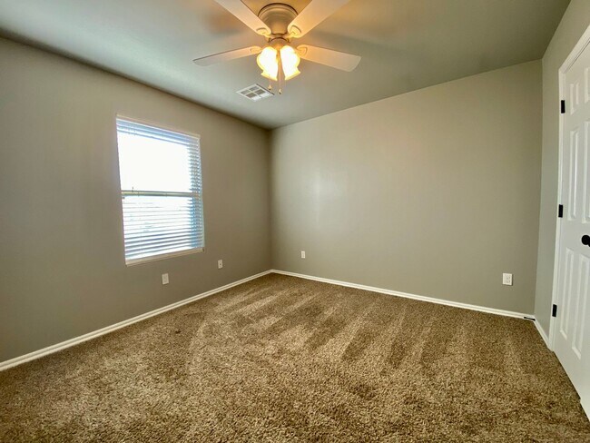 Building Photo - Split Level Yukon Duplex in Gated Communit...