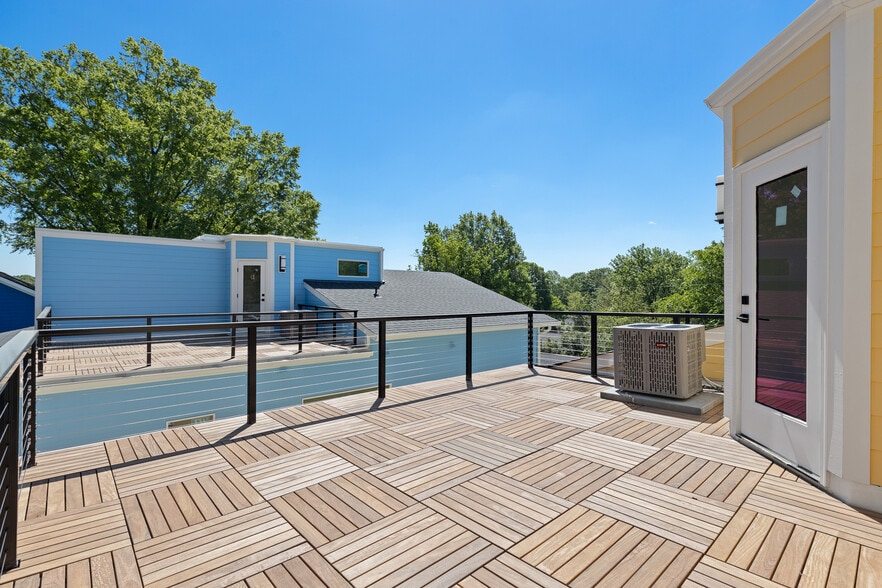 Rooftop patio - 737 Hopkins St