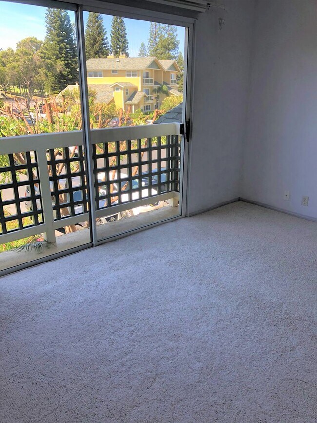Building Photo - 2 Bedroom 2 Bath Town Home