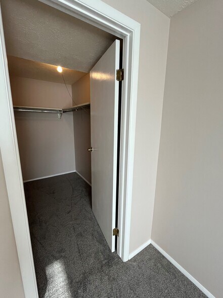 Building Photo - 1620 Jefferson Ridge Dr