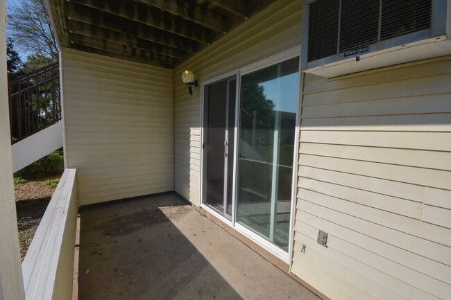 Building Photo - Main floor 2br condo steps from the Dougla...