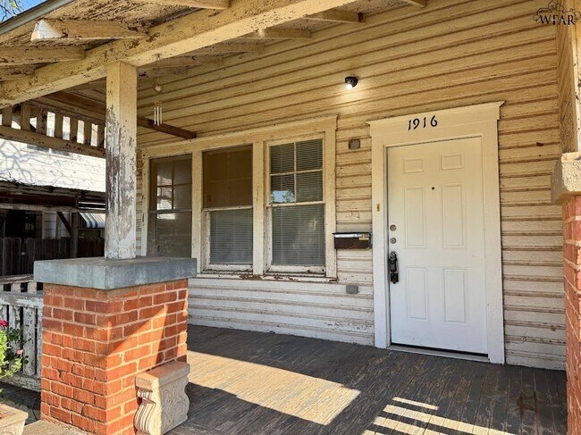 Building Photo - 1916 7th St