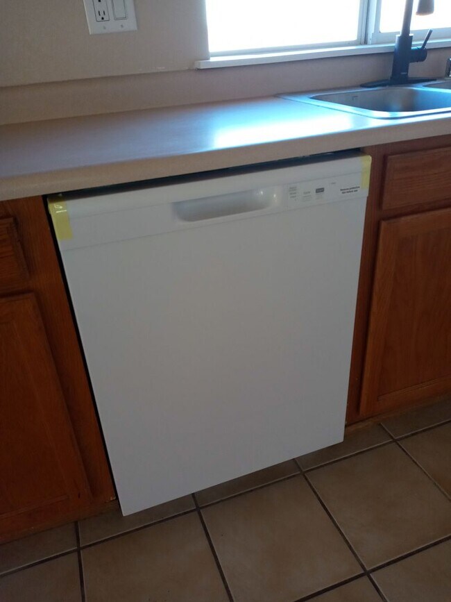 Building Photo - Affordable Ventana Cutie!!