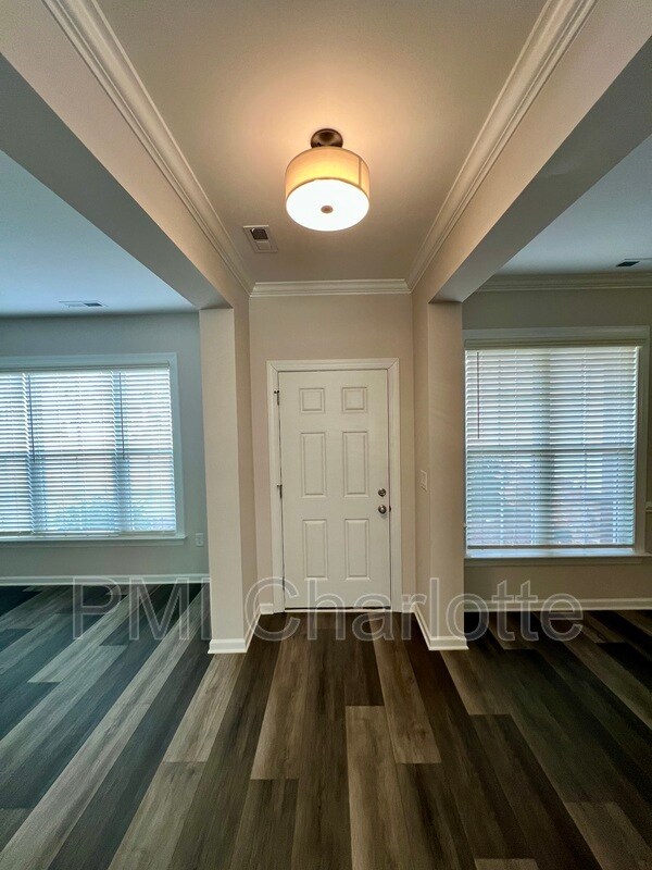 Building Photo - 1135 Overlake Dr