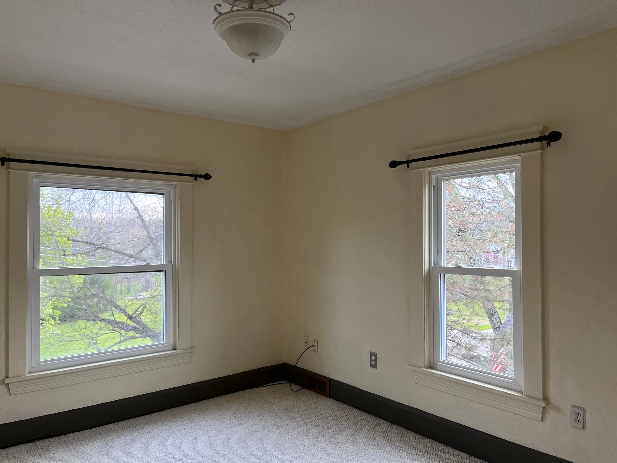 Building Photo - 325 S Main St