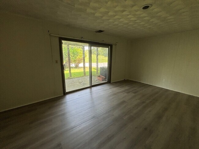 Building Photo - 3 Bedroom Semidetached Home