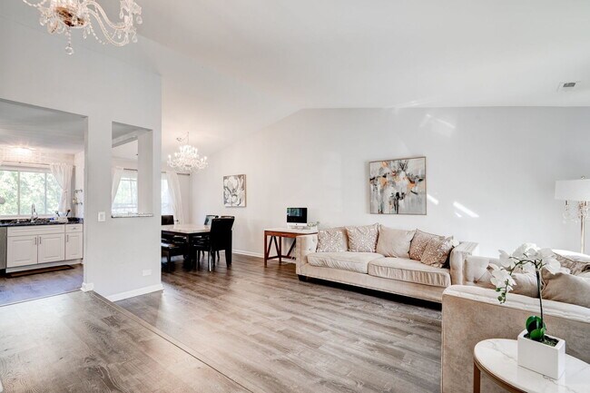 Building Photo - 132 Regency Dr