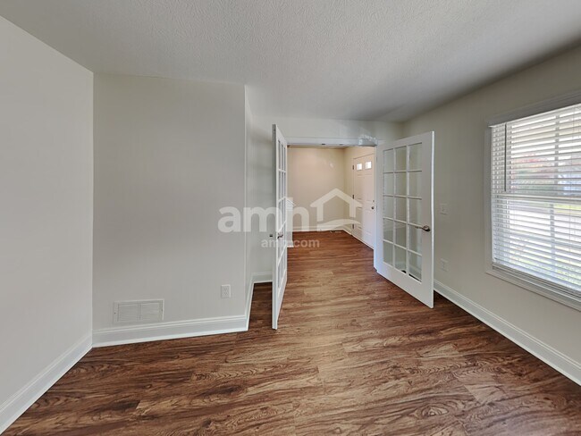Building Photo - 836 Orwell St