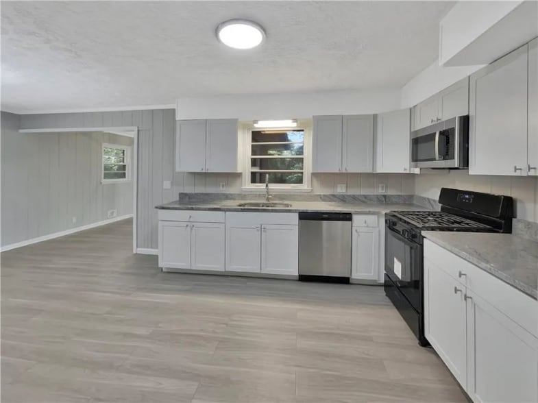 Building Photo - 2559 Clifton Springs Manor