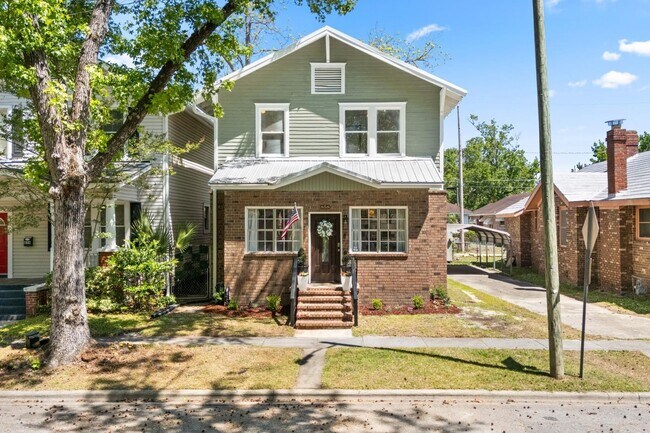 Building Photo - Charming 3 Bedroom Home Near Downtown Savannah with Flex Room & Fenced Yard