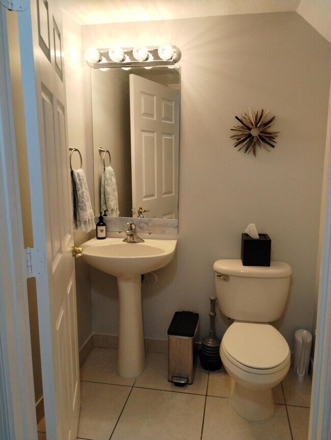 Building Photo - 2888 Hidden Hills Rd