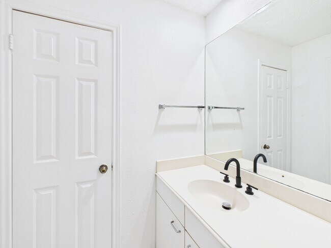 Building Photo - 7610 Hopewell Ln