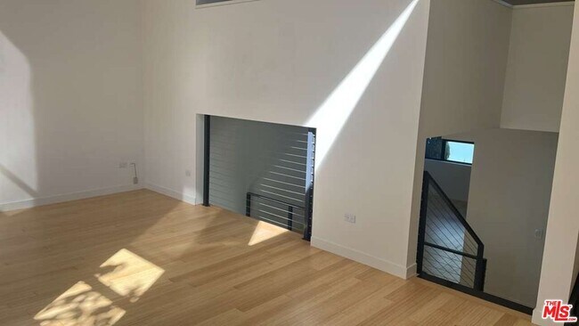 Building Photo - 800 Hampton Dr