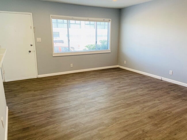 Building Photo - Gorgeous Remodeled Downstairs Apartment w/Patio+Prvt Laundry+Garage+Views of Canals