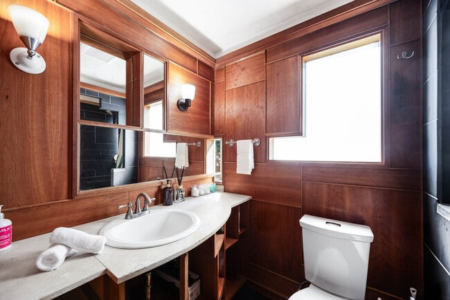 Building Photo - 11520 Roosevelt Way NE