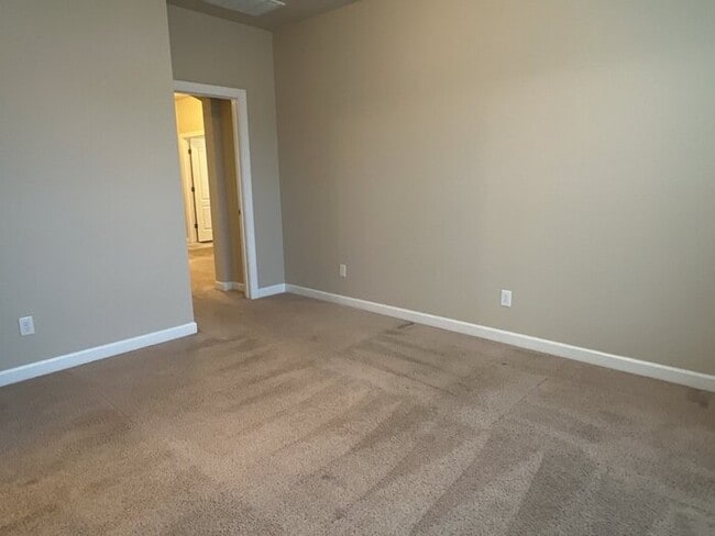 Building Photo - 579 Crossland Dr