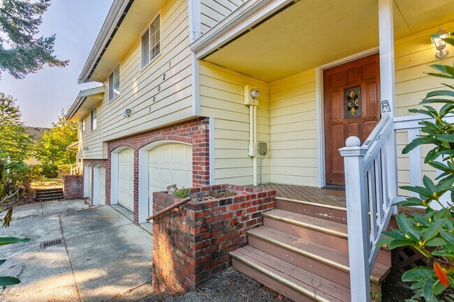 Building Photo - 2bd 2ba luxury duplex