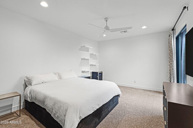 Building Photo - 5841 N Echo Canyon Cir