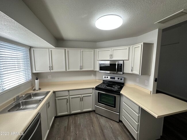 Building Photo - 314 E Hartford Ave