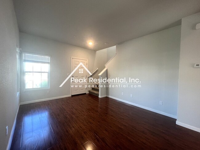 Building Photo - Newer 3bd/2.5 ba Home with 1 Car Garage in Gated Community