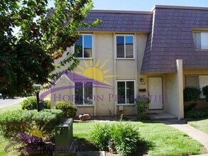 Building Photo - 3 Bed 2.5 Bath 1,380 sqft Townhome in Carm...