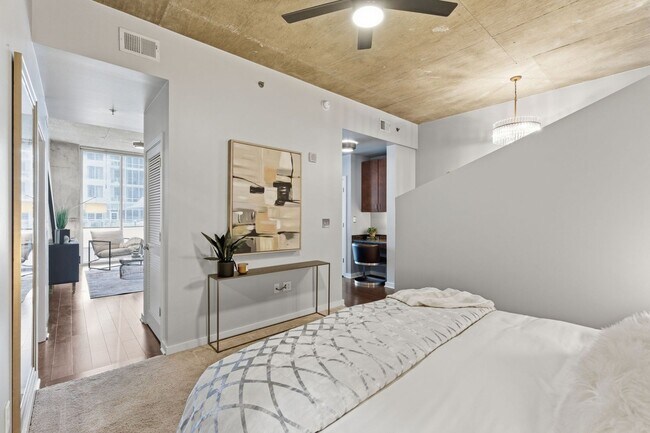 Building Photo - Great price on 9th Floor of Encore Building Downtown Nashville. One Bed One Bath. Resort style am...