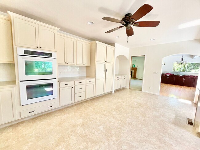 Building Photo - $3,900/month – Rare Country Feel on an Expansive Lot in One of Santa Rosa's Desirable Neighborhoods!