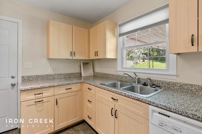 Building Photo - Beautiful Two-Bedroom with Fenced Yard in ...