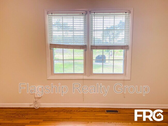 Building Photo - 466 Circle Dr