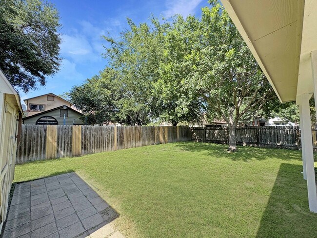 Building Photo - 10203 Sunset Field Dr