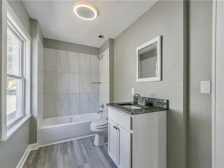 Building Photo - 426 E Elm St