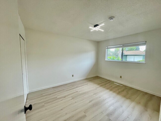 Building Photo - 2530 Tamarisk Dr