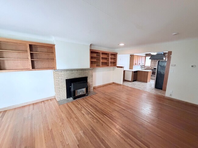 Building Photo - Newly Painted 3BR/2BA Duplex w/ Finished Basement, Jacuzzi Tub & Sun Pad!