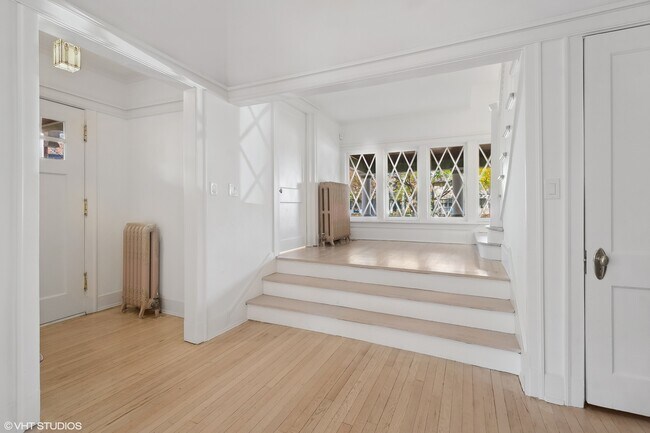 Building Photo - 619 Forest Ave