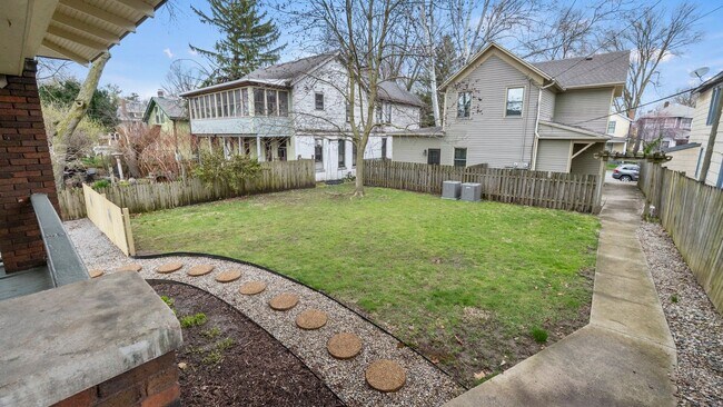 Building Photo - Single-family historic home in West Central with porch and private courtyard.