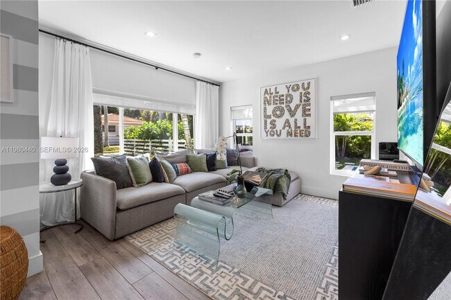 Building Photo - 1121 NE 85th St