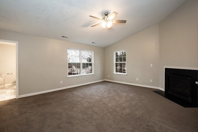 Building Photo - Beautiful Townhouse w/ 1st Floor Bedroom