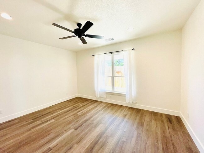 Building Photo - 706 Cirrus Ln