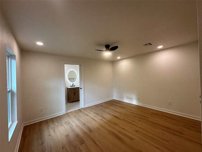Building Photo - 5017 Kenilwood Dr