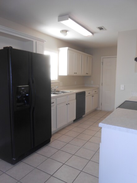 Building Photo - 156 Rob St