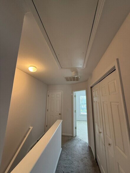 Linen Closet - 612 Graythorn Ln