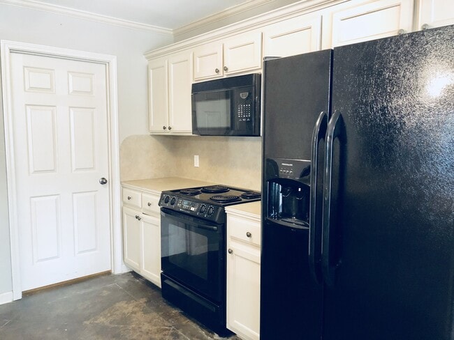 Building Photo - 3 br 2 ba house near park on Dead-end stre...