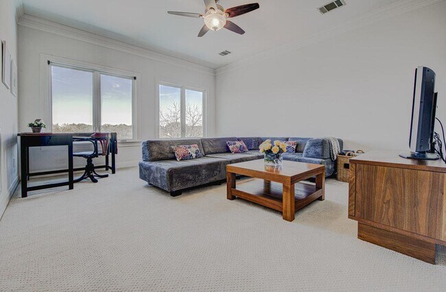 Building Photo - 4800 Mantle Dr