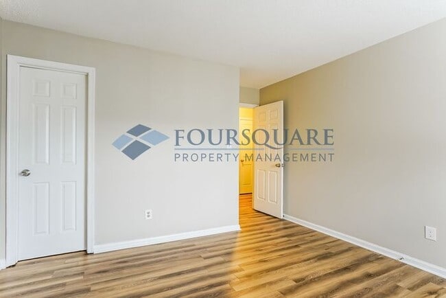 Building Photo - Inviting 2-Bed Townhome with Front Porch, Private Parking  & Storage