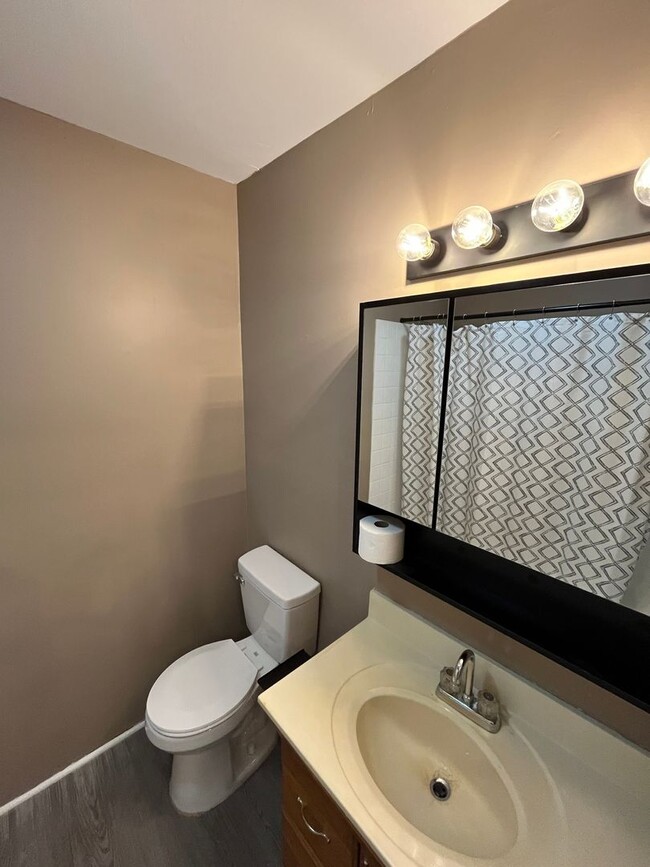 Building Photo - Newly Renovated 2 Bedroom Bungalow!!!