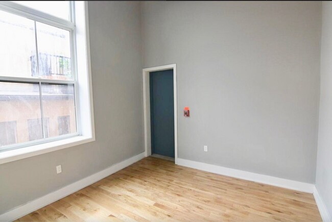 Building Photo - 1523 W Girard Ave