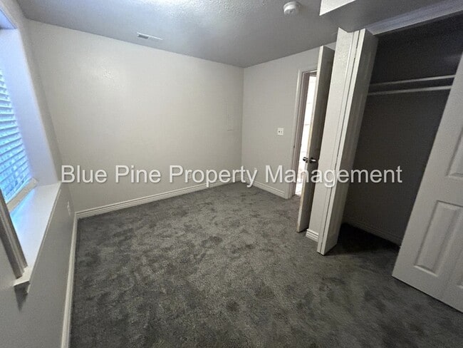 Building Photo - 648 E Poplar St