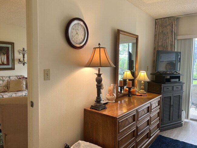 Building Photo - 2BR/2BA Ground Level Condo in Venice Ave C...
