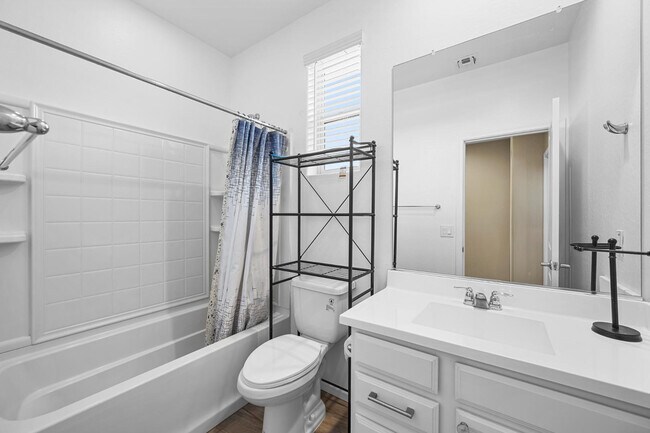 Building Photo - 12406 W Northview Ave